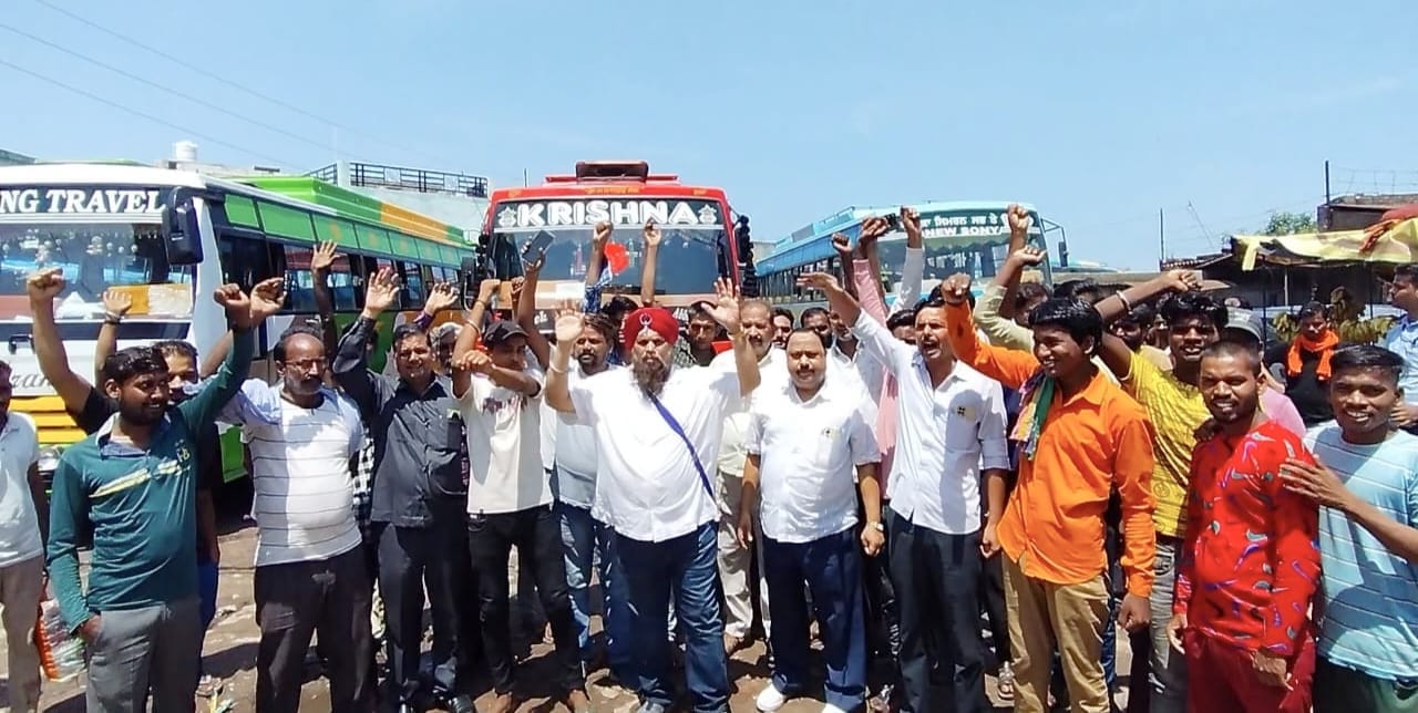 पलिया में बसें बंद होने से बस अड्डे पर लगा बसों का जमावड़ा। संवाद पलिया में बसें बंद होने से बस अड्डे पर लगा बसों का जमावड़ा। संवाद
