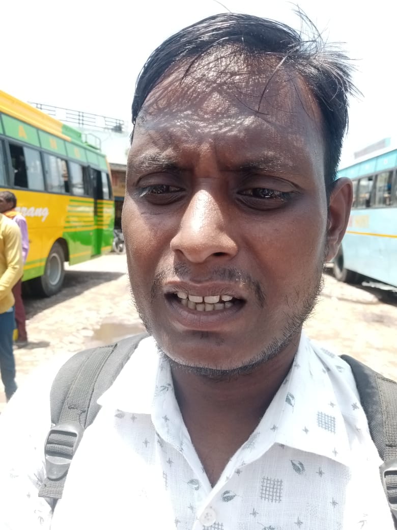 पलिया में बसें बंद होने से बस अड्डे पर लगा बसों का जमावड़ा। संवाद पलिया में बसें बंद होने से बस अड्डे पर लगा बसों का जमावड़ा। संवाद