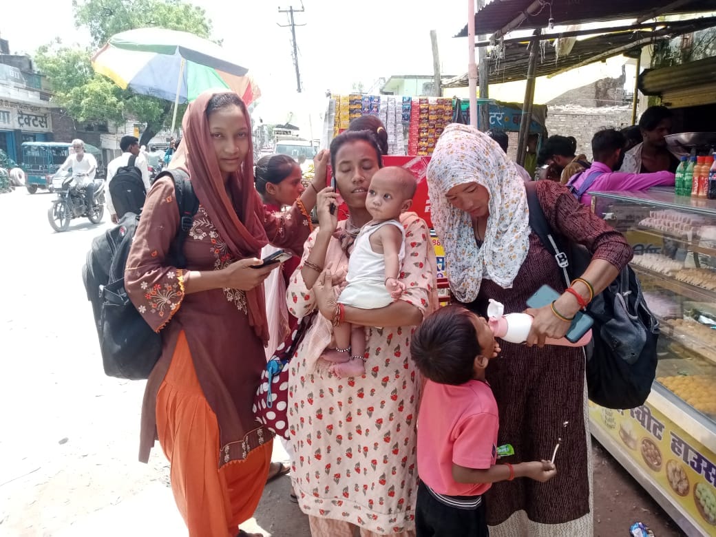 पलिया में बसें बंद होने से बस अड्डे पर लगा बसों का जमावड़ा। संवाद पलिया में बसें बंद होने से बस अड्डे पर लगा बसों का जमावड़ा। संवाद