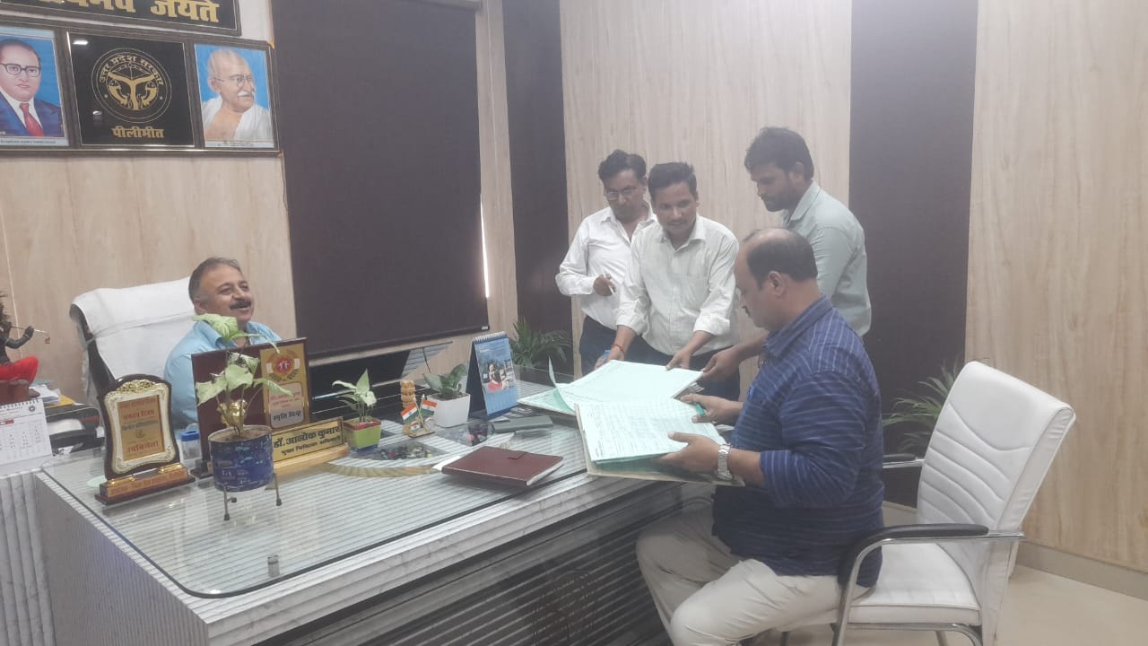 पूरनपुर में एसडीओ बिजली कार्यालय का निरीक्षण करते एसडीएम राजेश कुमार शुक्ला।स्रोत:प्रशासन