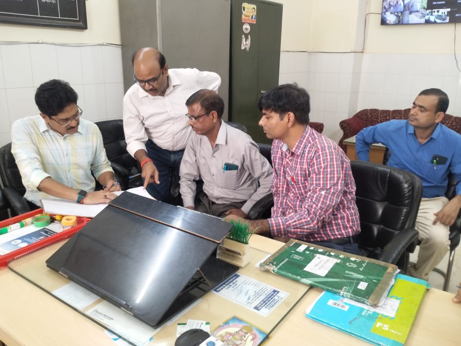 पूरनपुर में एसडीओ बिजली कार्यालय का निरीक्षण करते एसडीएम राजेश कुमार शुक्ला।स्रोत:प्रशासन