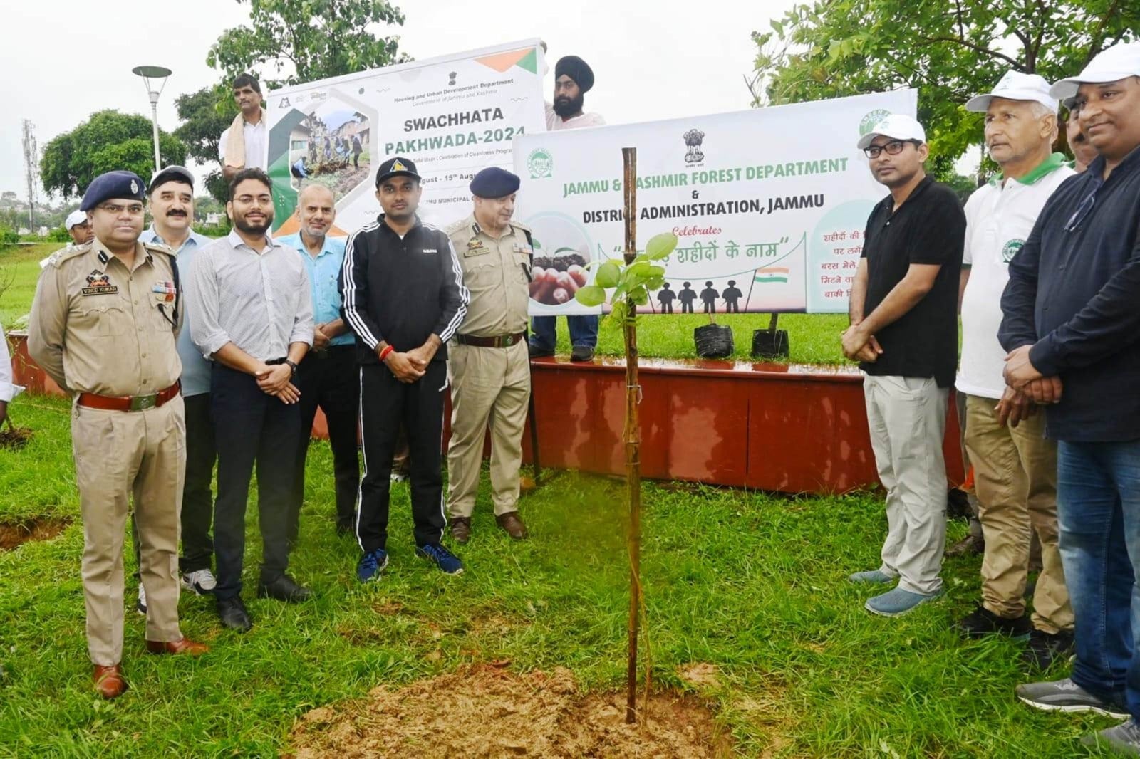 पौधारोपण करते मंडलायुक्त रमेश कुमार, अन्य कर्यक्रम में डीसी जम्मू: स्रोत प्रशासन पौधारोपण करते मंडलायुक्त रमेश कुमार, अन्य कर्यक्रम में डीसी जम्मू: स्रोत प्रशासन