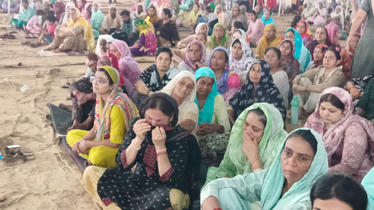 सिरसा में संत वकील साहिब की देह को मिट्टी देते परिजन और अनुयायी।