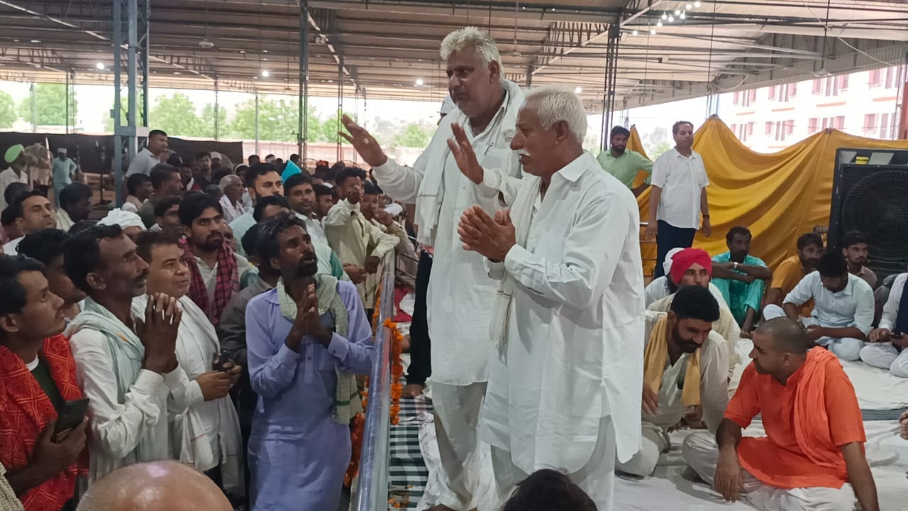सिरसा में संत वकील साहिब की देह को मिट्टी देते परिजन और अनुयायी।