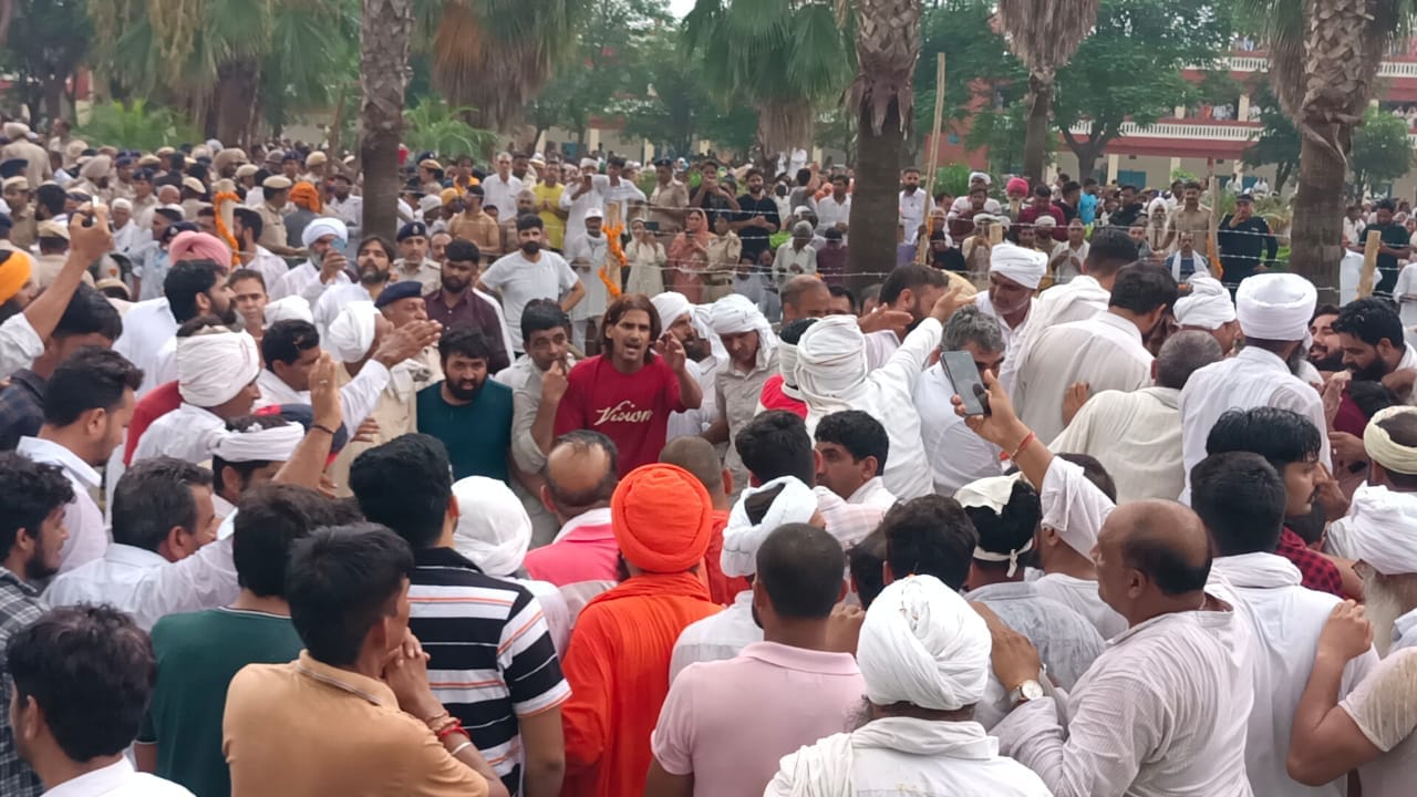 सिरसा में संत वकील साहिब की देह को मिट्टी देते परिजन और अनुयायी।