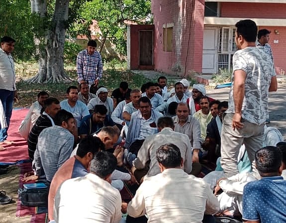 02जेएनडी09: बैठक को संबोधित करते हुए कर्मचारी नेता। स्रोत संघ