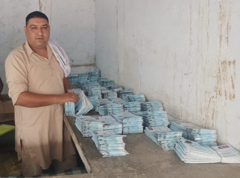 02जेएनडी27: बस स्टैंड पर हैप्पी कार्ड की छंटनी करते कर्मचारी। संवाद