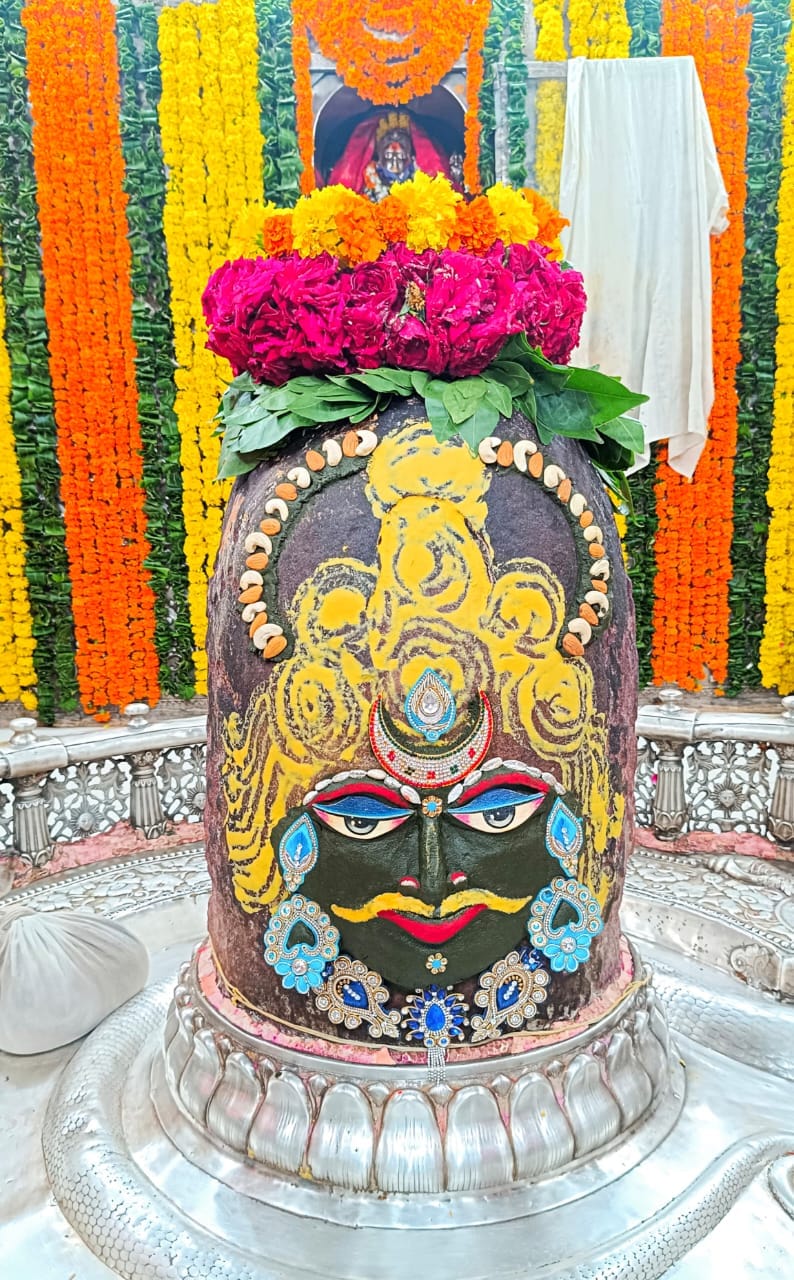 भस्म आरती मे आज भांग  और चंदन से हुआ श्रृंगार पहनी गुलाब के फूलों की माला