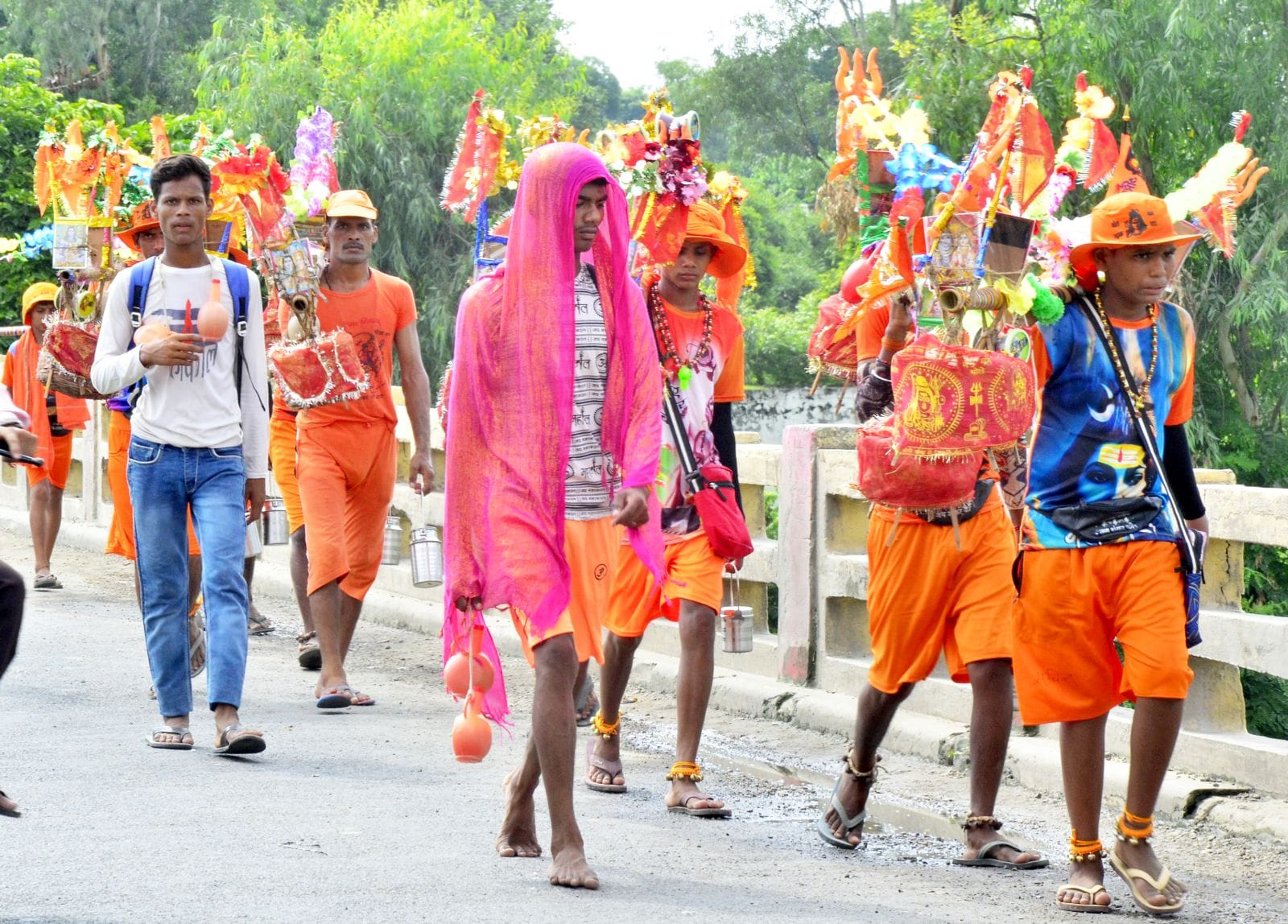 बिरुआबाड़ी मंदिर में भोलेनाथ का जलाभिषेक करते श्रद्धालु। संवाद बिरुआबाड़ी मंदिर में भोलेनाथ का जलाभिषेक करते श्रद्धालु। संवाद