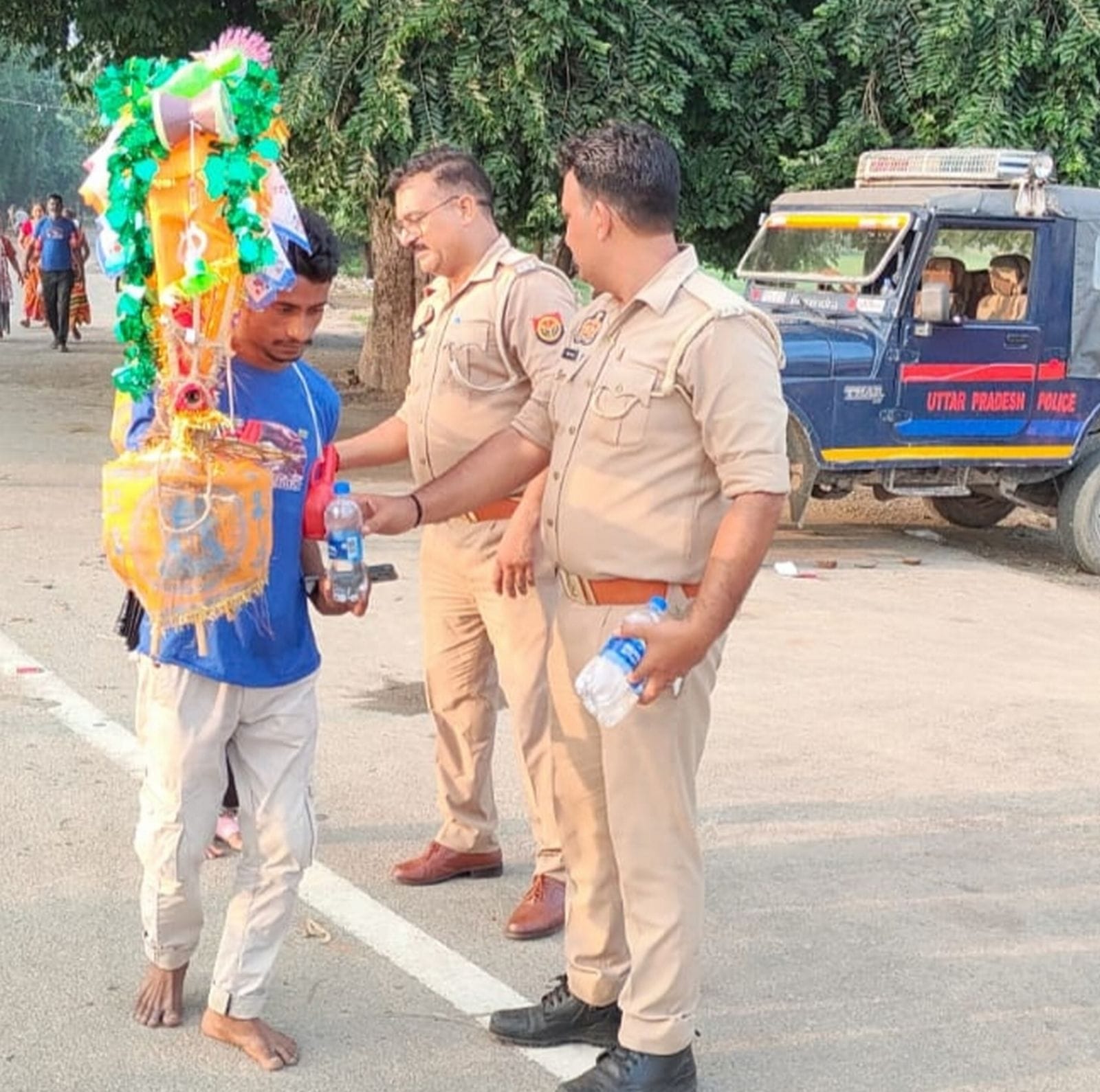 बिरुआबाड़ी मंदिर में भोलेनाथ का जलाभिषेक करते श्रद्धालु। संवाद बिरुआबाड़ी मंदिर में भोलेनाथ का जलाभिषेक करते श्रद्धालु। संवाद