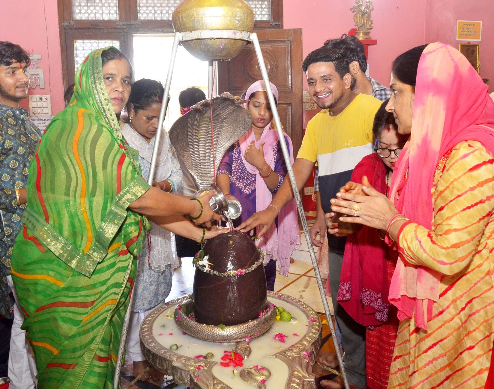 बिरुआबाड़ी मंदिर में भोलेनाथ का जलाभिषेक करते श्रद्धालु। संवाद बिरुआबाड़ी मंदिर में भोलेनाथ का जलाभिषेक करते श्रद्धालु। संवाद