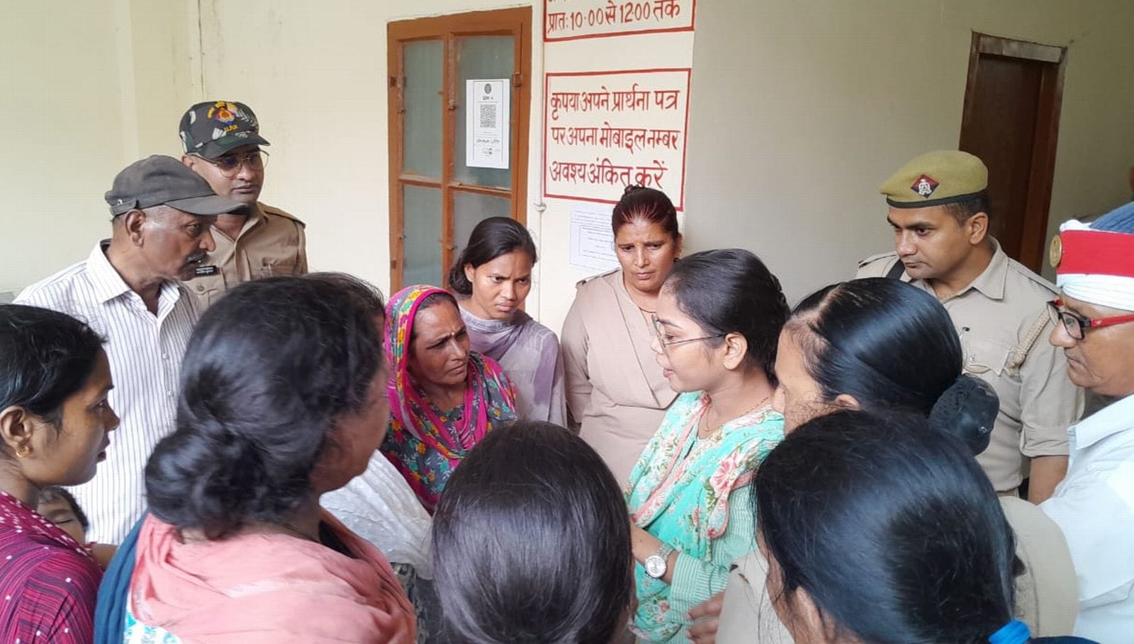 डीएम कार्यालय पर खड़े आउटसोर्सिंग कर्मचारी। स्रोत- स्वंय डीएम कार्यालय पर खड़े आउटसोर्सिंग कर्मचारी। स्रोत- स्वंय