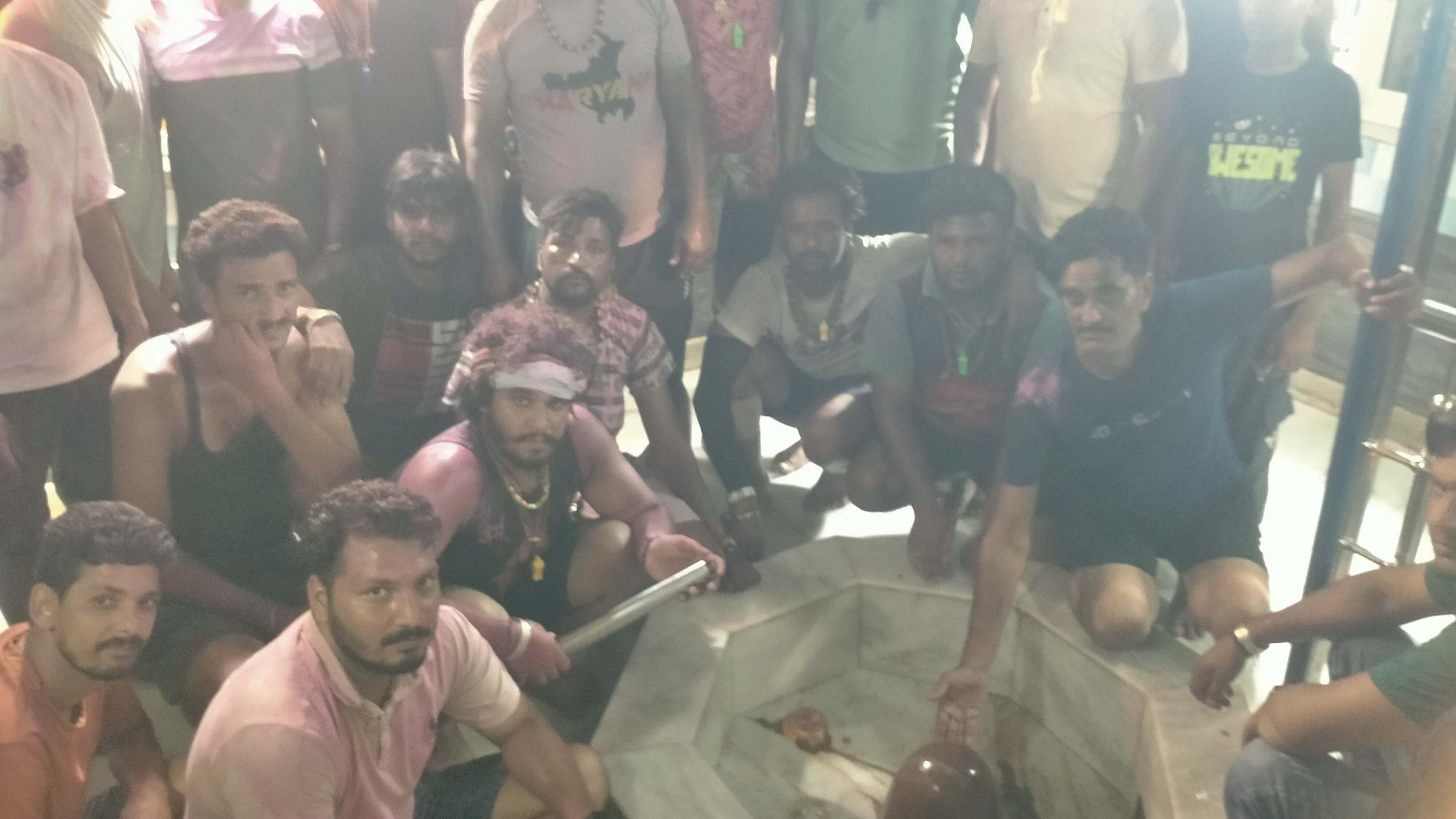 फोटाे संख्या:62- मोदाश्रम मेले में सामान खरीदती महिलाएं--संवाद