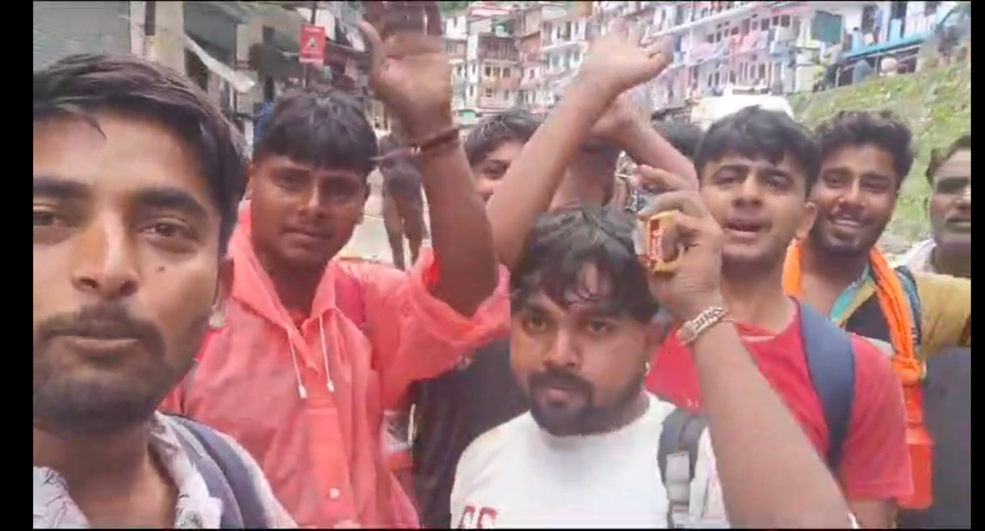केदारनाथ में बादल फटने से भूस्खलन होने से गौरीकुंड में फसे ऊन के युवक केदारनाथ में बादल फटने से भूस्खलन होने से गौरीकुंड में फसे ऊन के युवक