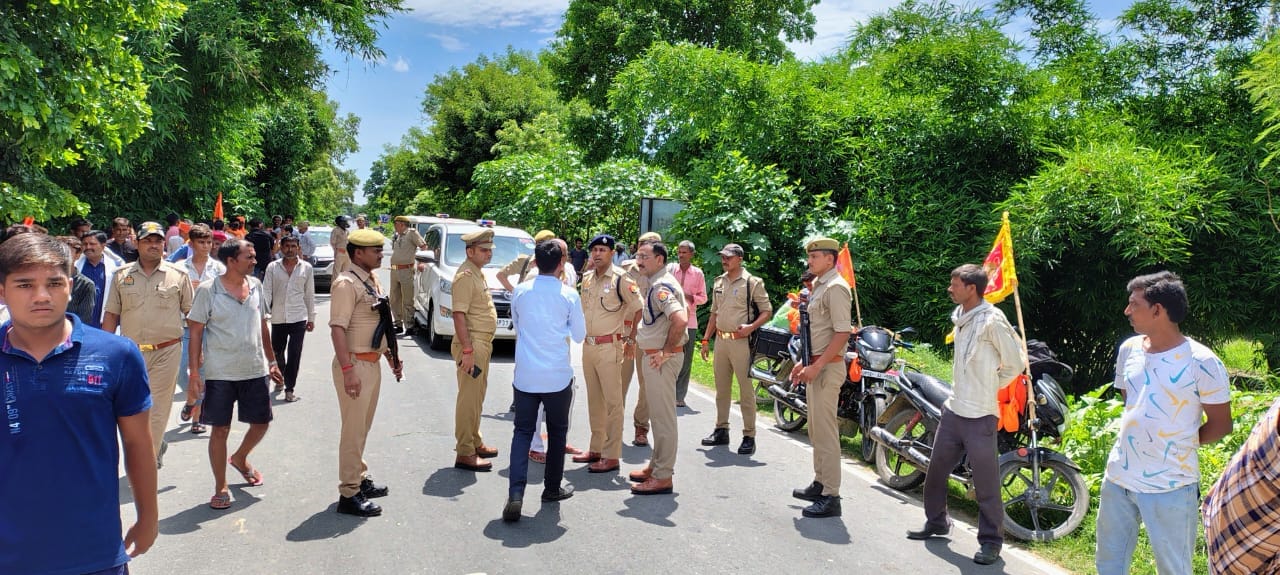 मोहम्मदी गोला मार्ग विरोध प्रदर्शन करते कांवड़िया और परिजन। संवाद