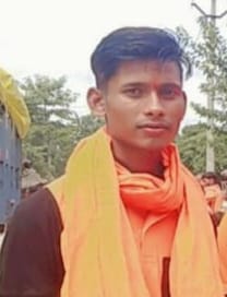 नदी में डूबे युवकों को निकालते गोताखोर। ग्रामीण नदी में डूबे युवकों को निकालते गोताखोर। ग्रामीण