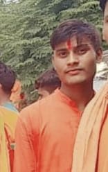नदी में डूबे युवकों को निकालते गोताखोर। ग्रामीण नदी में डूबे युवकों को निकालते गोताखोर। ग्रामीण
