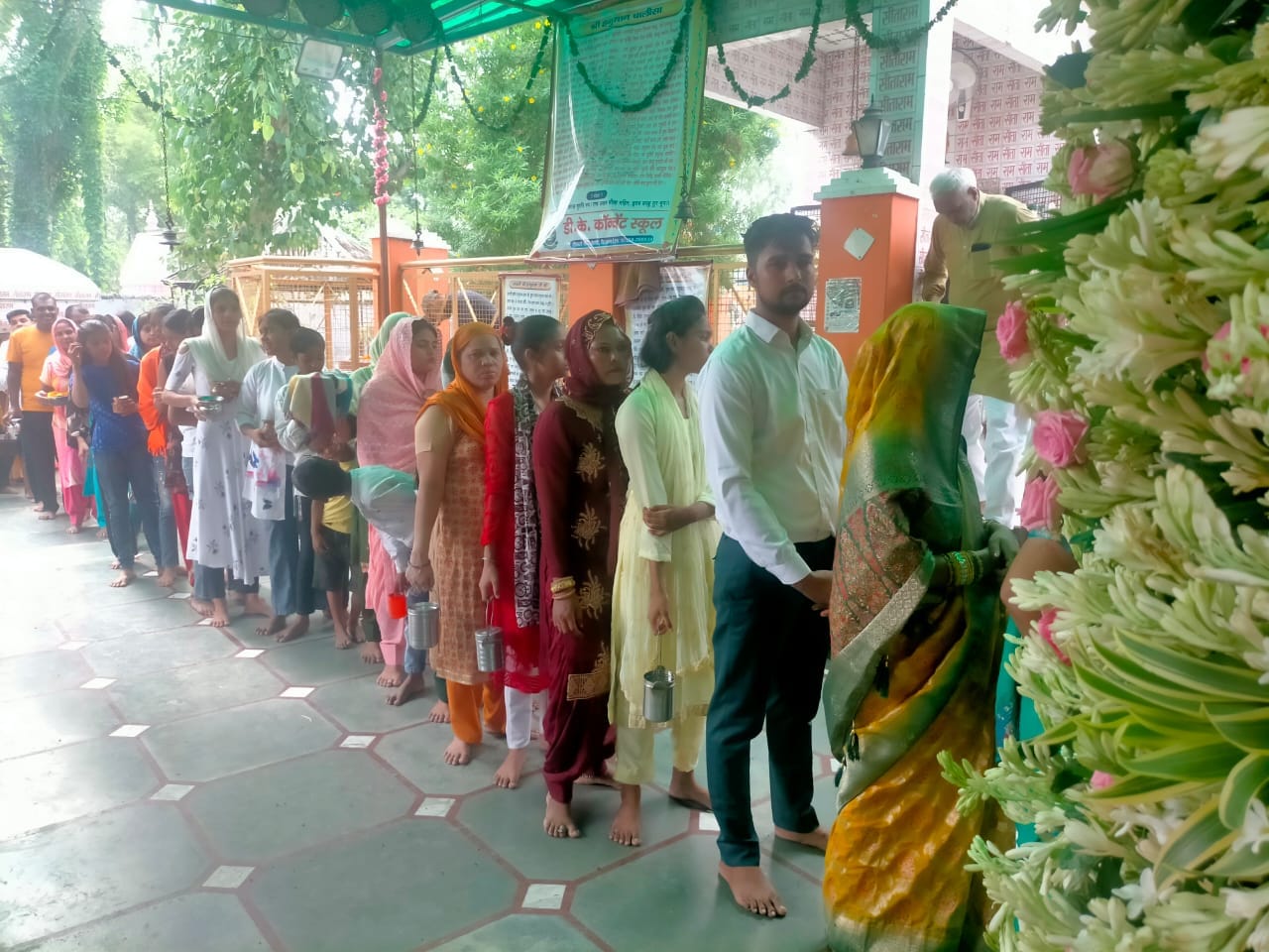 शामली गुलजारी वाला  मंदिर में जलाभिषेक करती  युवती