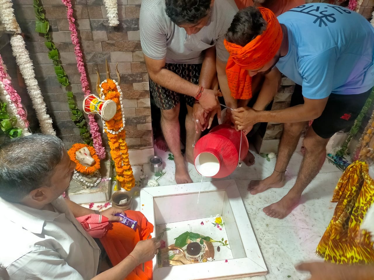 शामली गुलजारी वाला  मंदिर में जलाभिषेक करती  युवती