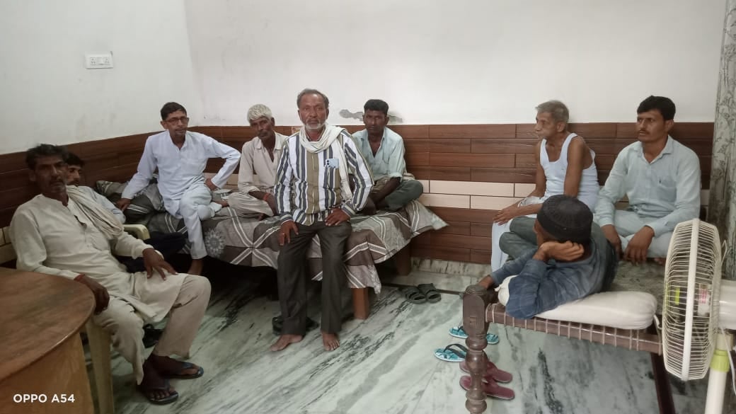 ऊन में गौरीकुंड में फसे युवक से बात करते परिजन ऊन में गौरीकुंड में फसे युवक से बात करते परिजन