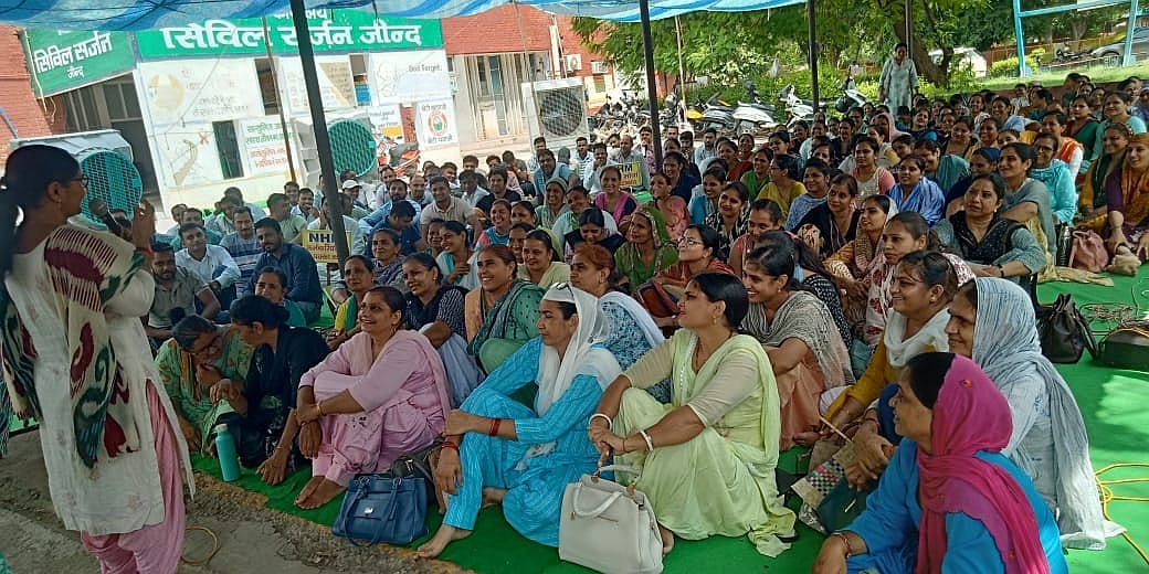 03जेएनडी03: नागरिक अस्पताल में हड़तालरत एनएचएम कर्मियों को संबोधित करती वक्ता। संवाद 03जेएनडी03: नागरिक अस्पताल में हड़तालरत एनएचएम कर्मियों को संबोधित करती वक्ता। संवाद