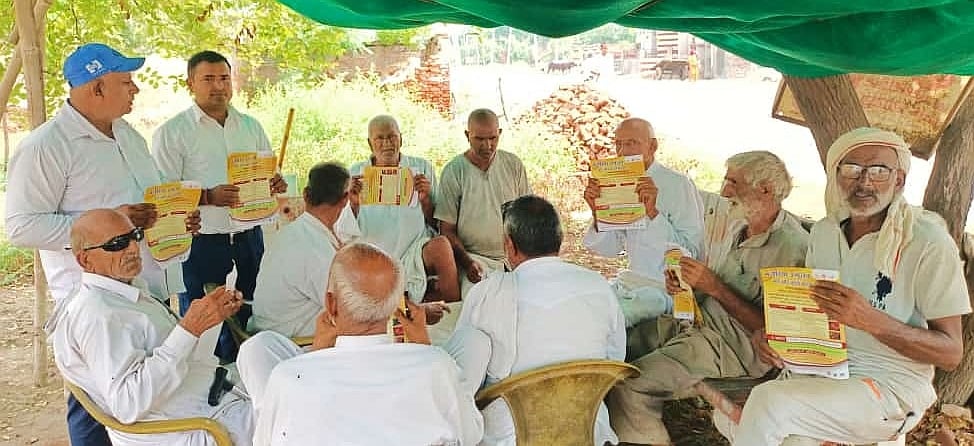 03जेएनडी05: चांदपुर गांव में लोगों को जागरूक करती स्वास्थ्य विभाग की टीम। संवाद 03जेएनडी05: चांदपुर गांव में लोगों को जागरूक करती स्वास्थ्य विभाग की टीम। संवाद