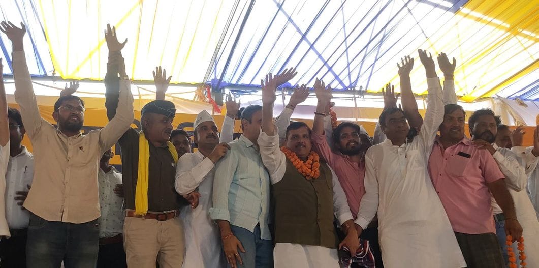 03जेएनडी24 : उचाना में बदलाव जनसभा के दौरान मंच से जनता का अभिवादन स्वीकार करते आप नेता। संवाद 03जेएनडी24 : उचाना में बदलाव जनसभा के दौरान मंच से जनता का अभिवादन स्वीकार करते आप नेता। संवाद