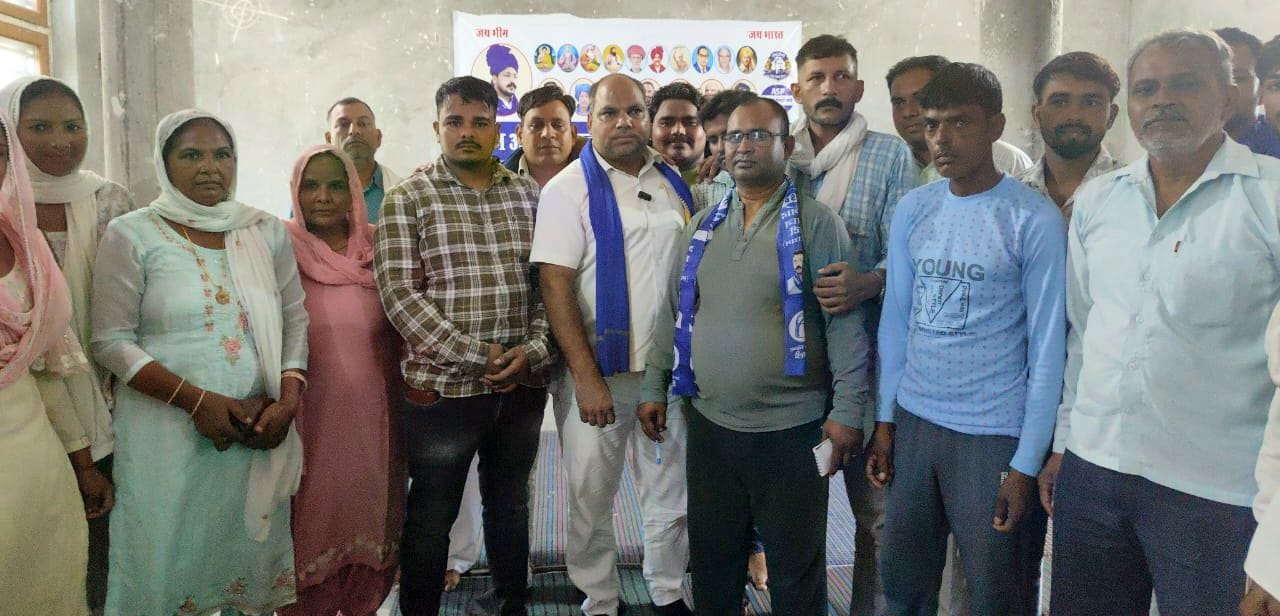 04जेएनडी03-आजाद समाज पार्टी (कांशीराम ) की बैठक में मौजूद कार्यकर्ता। स्रोत स्वयं