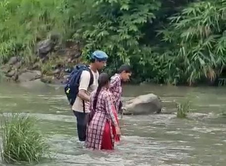 भरैडा में जान जोखिम में डालकर खडड पार करती हुई छात्राएं। फोटो सोशल मीडिया भरैडा में जान जोखिम में डालकर खडड पार करती हुई छात्राएं। फोटो सोशल मीडिया