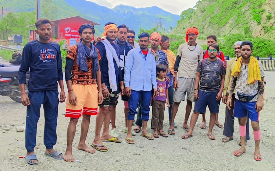 चौसाना। केदारनाथ मे आई तबाही से बचकर लौटे युवक चौसाना। केदारनाथ मे आई तबाही से बचकर लौटे युवक