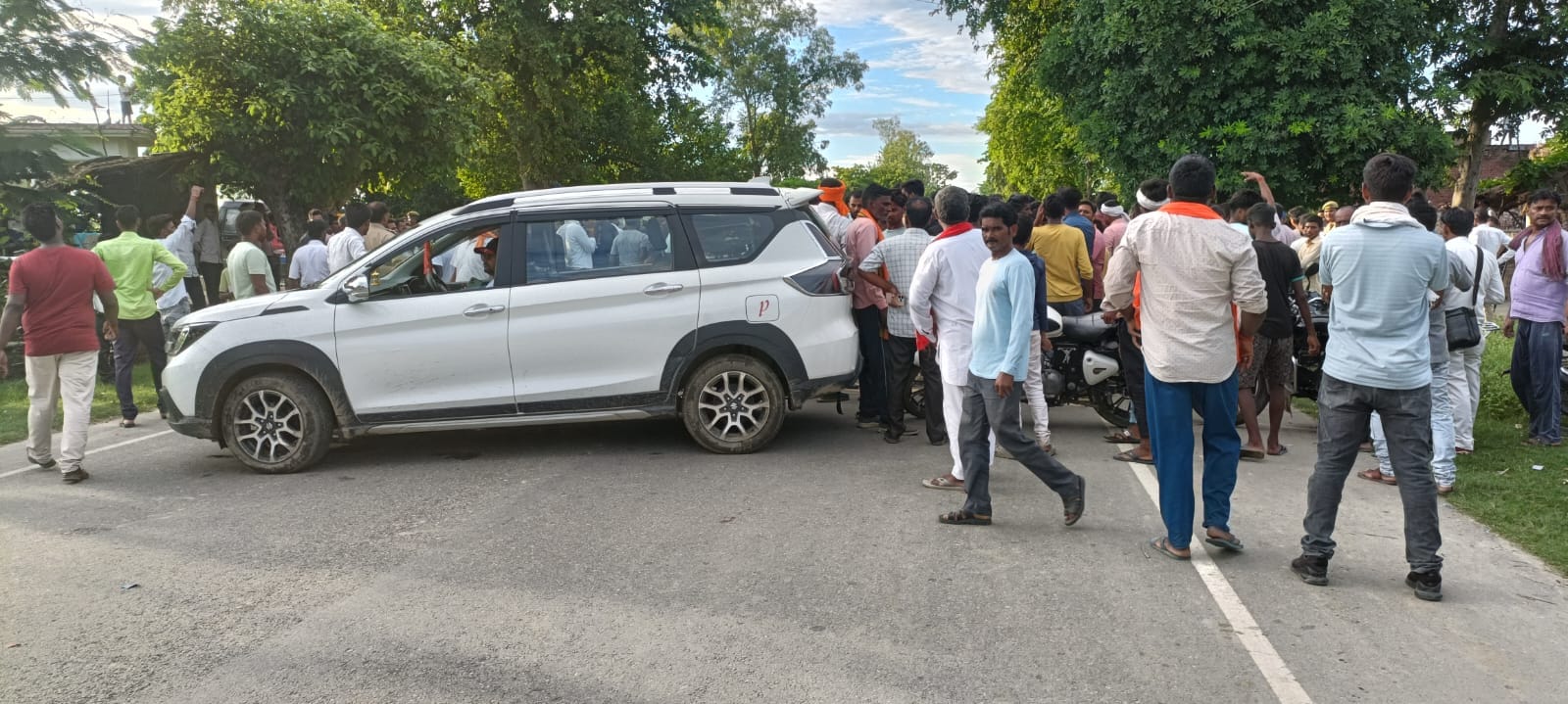 गांव रड़ा देवरिया में परिजनों से वार्ता करते आईजी प्रशांत कुमार गांव रड़ा देवरिया में परिजनों से वार्ता करते आईजी प्रशांत कुमार