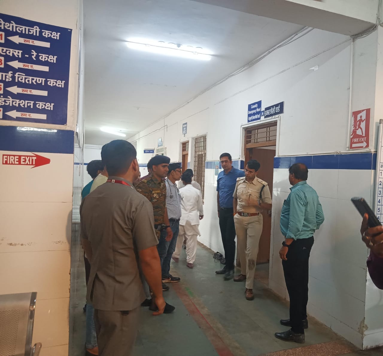 घायलों को एसपी वा प्रशासनिक अधिकारियों ने अस्पताल में कराया भर्ती घायलों को एसपी वा प्रशासनिक अधिकारियों ने अस्पताल में कराया भर्ती