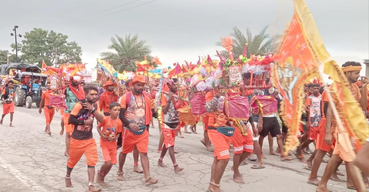कछला से अलखनाथ मंदिर को झांकी लेकर निकले कांवड़िये। संवाद कछला से अलखनाथ मंदिर को झांकी लेकर निकले कांवड़िये। संवाद