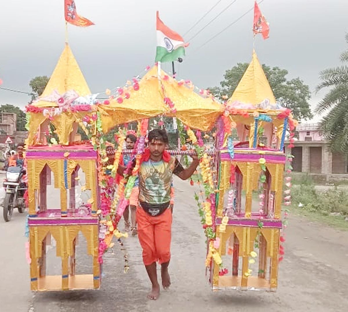 कछला से अलखनाथ मंदिर को झांकी लेकर निकले कांवड़िये। संवाद कछला से अलखनाथ मंदिर को झांकी लेकर निकले कांवड़िये। संवाद