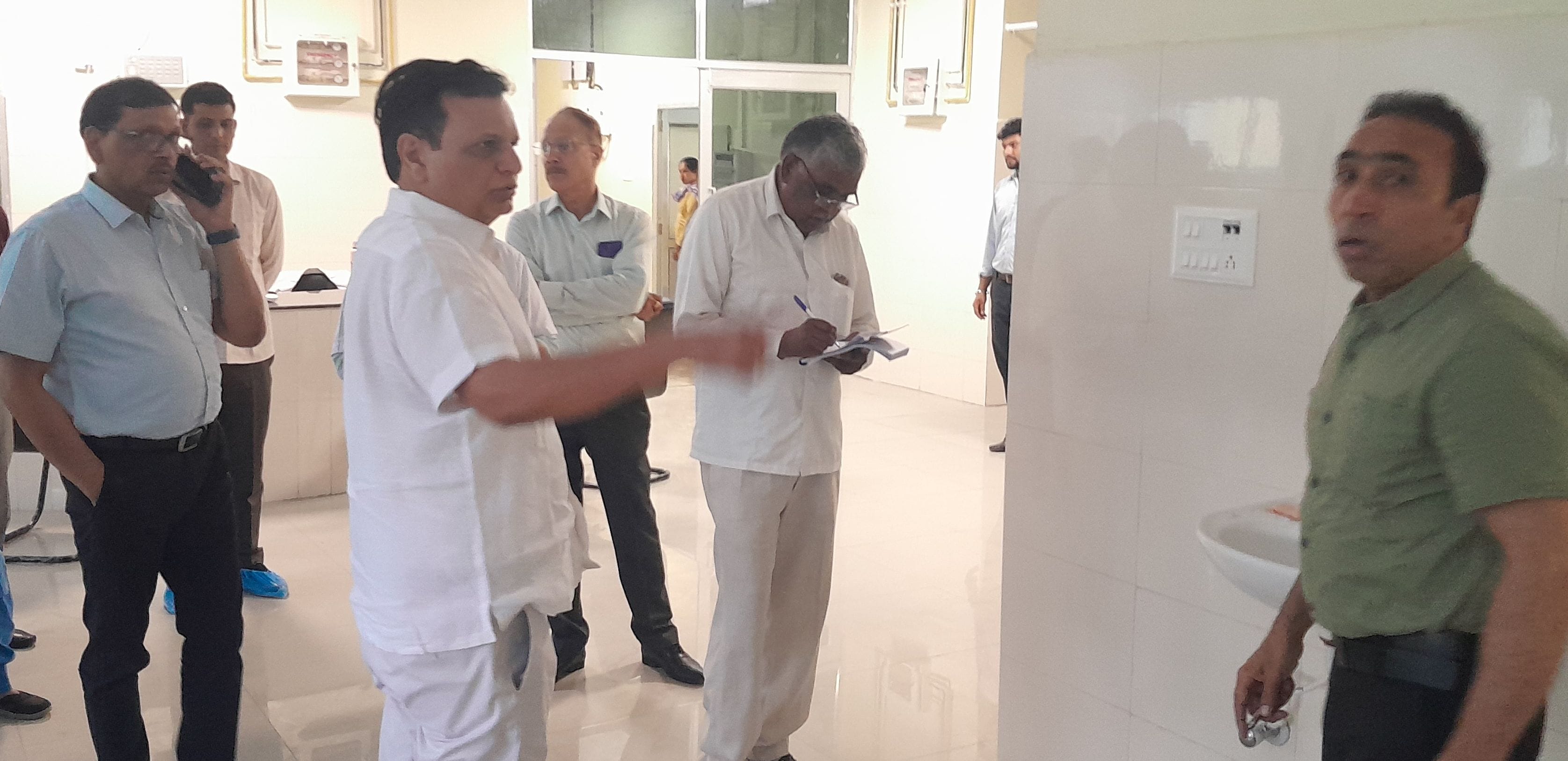 धरने पर किसानों को संबाेधित करते किसान नेता। संवाद