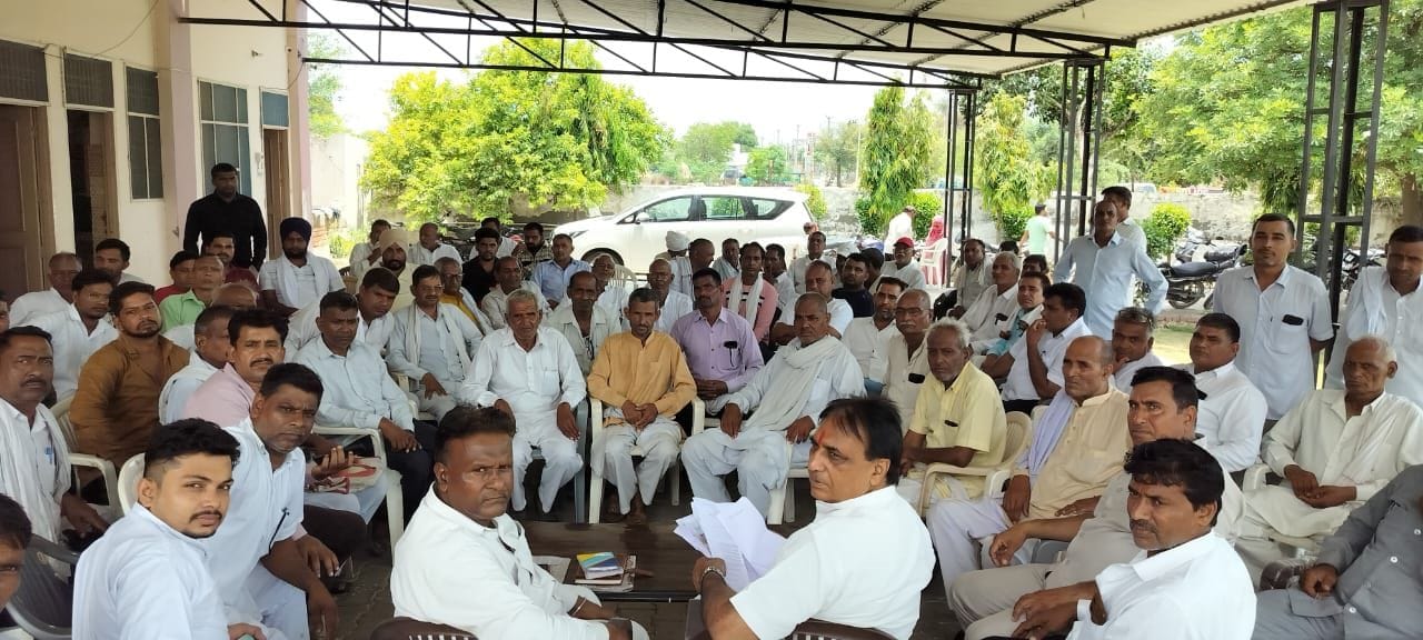 04जेएनडी10 : वीरभवन में भाजपा कार्यकर्ताओं के साथ कर्मवीर सैनी। संवाद