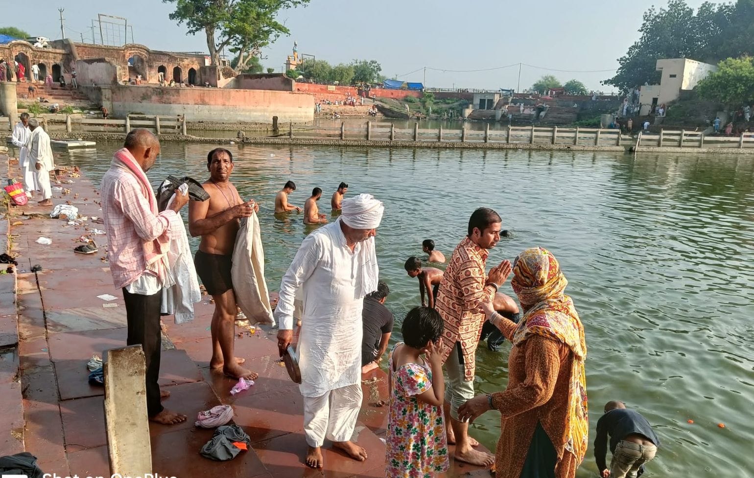 04जेएनडी12: पिंडतारक तीर्थ में डूबकी लगाते श्रद्धालु। संवाद 04जेएनडी12: पिंडतारक तीर्थ में डूबकी लगाते श्रद्धालु। संवाद