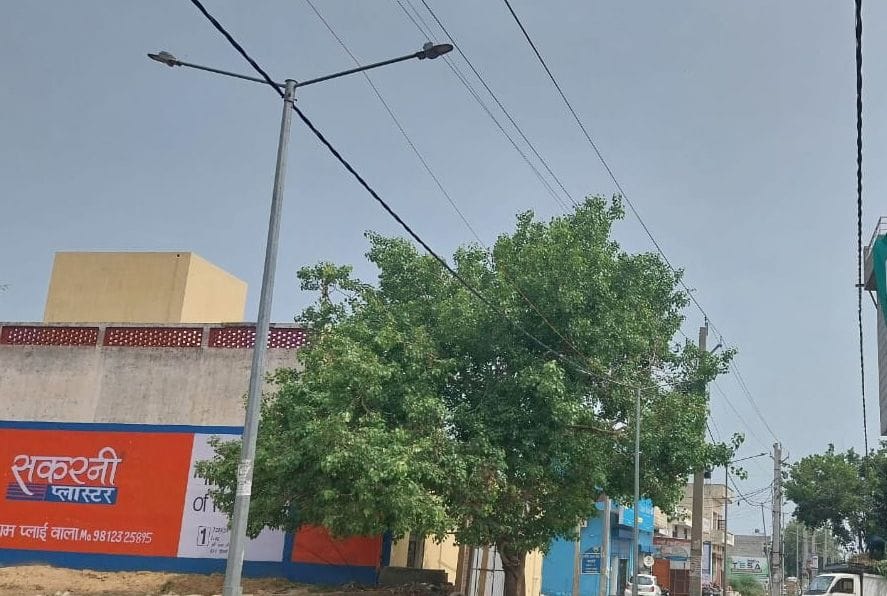 04जेएनडी18-यूनियन बैंक के आस-पास रजबाहा रोड पर लगी स्ट्रीट लाइटें जो कई दिनों से खराब है। संवाद 04जेएनडी18-यूनियन बैंक के आस-पास रजबाहा रोड पर लगी स्ट्रीट लाइटें जो कई दिनों से खराब है। संवाद
