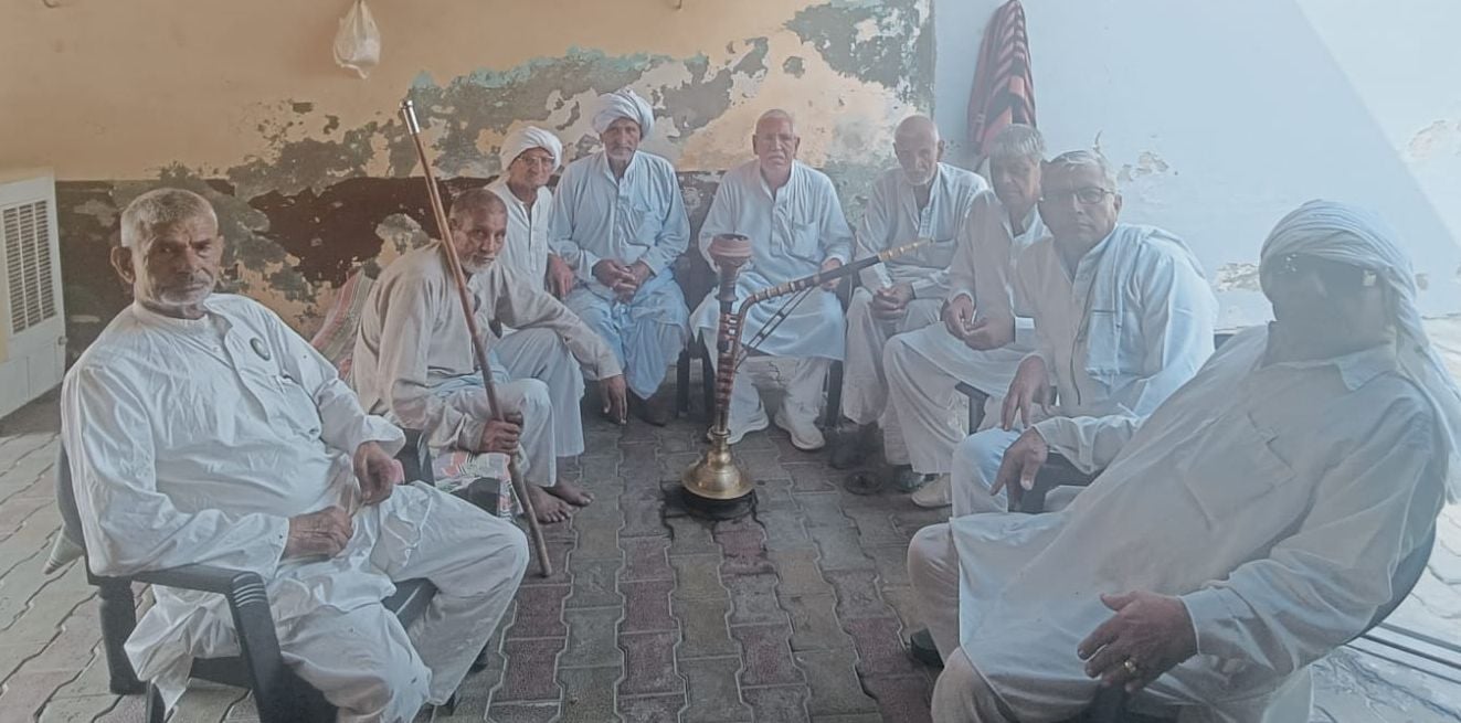 04जेएनडी23 : बैठक में भाग लेते खाप प्रतिनिधि एवं अन्य लोग। स्रोत स्वयं 04जेएनडी23 : बैठक में भाग लेते खाप प्रतिनिधि एवं अन्य लोग। स्रोत स्वयं