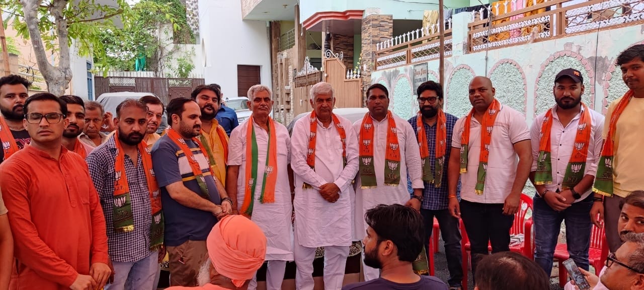 04सीटीके33... कांग्रेस में शामिल होते सब्जी मंडी के प्रधान सोनू छाबड़ा व अन्य। स्रोत: पार्टी 04सीटीके33... कांग्रेस में शामिल होते सब्जी मंडी के प्रधान सोनू छाबड़ा व अन्य। स्रोत: पार्टी
