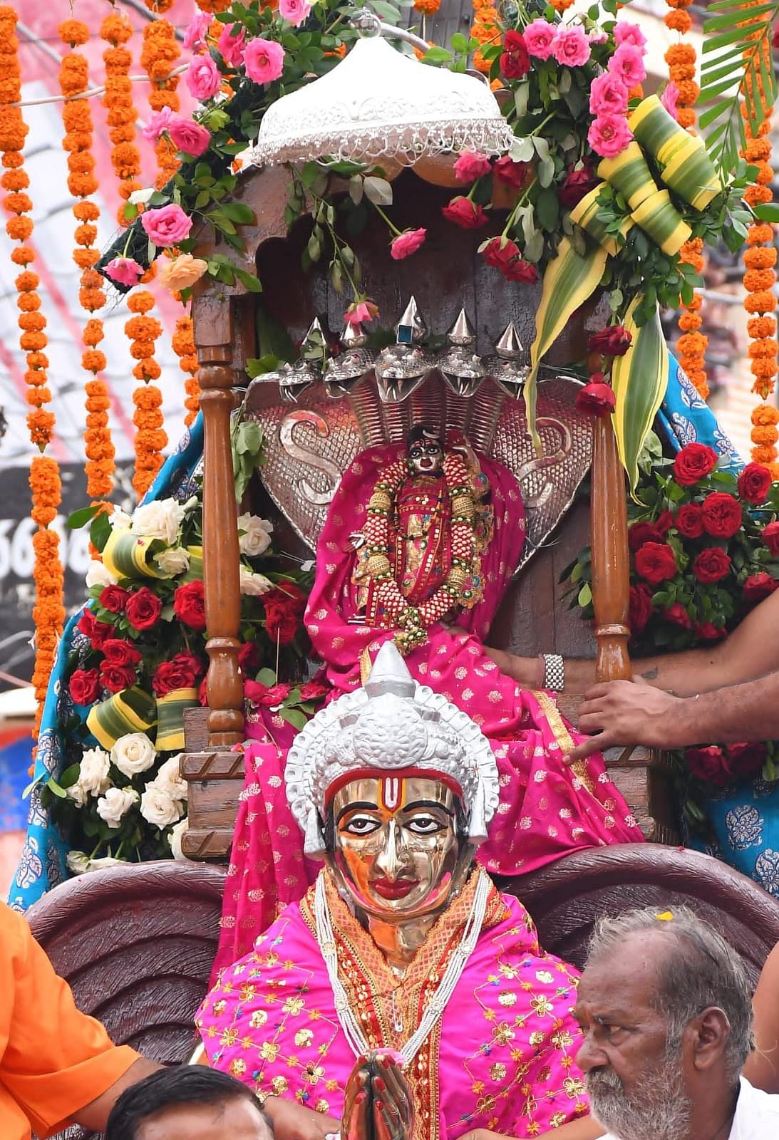 बाबा महाकाल की सवारी में आज इन स्वरूपों में दिए बाबा महाकाल के दर्शन.... प्रदेश के उपमुख्यमंत्र