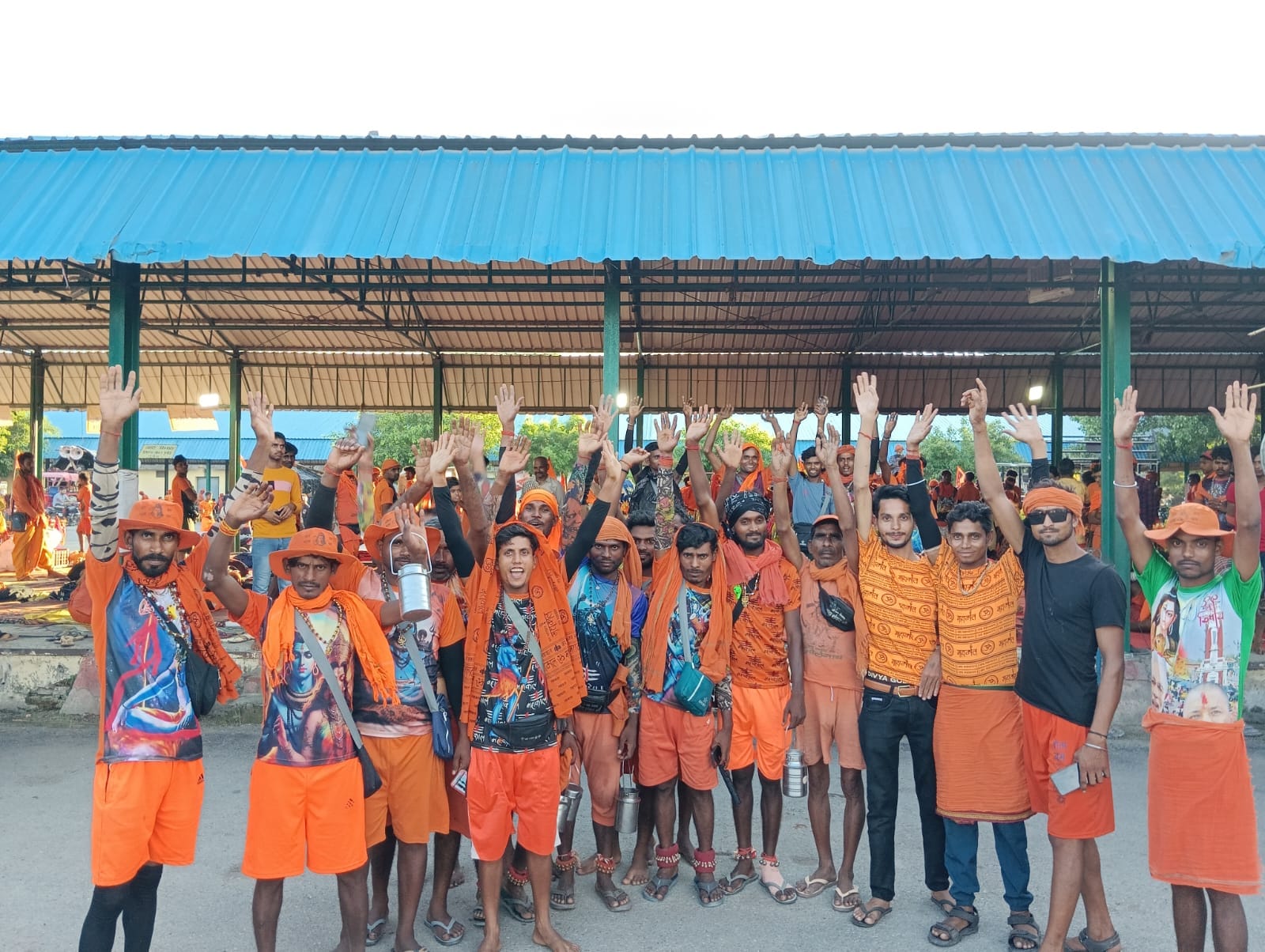 बिलसंडा नगर से कछला जल भरने को रवाना हुआ जत्था व मौजूद व्यापार मंडल महिला मोर्चा की पदाधिकारी। बिलसंडा नगर से कछला जल भरने को रवाना हुआ जत्था व मौजूद व्यापार मंडल महिला मोर्चा की पदाधिकारी।