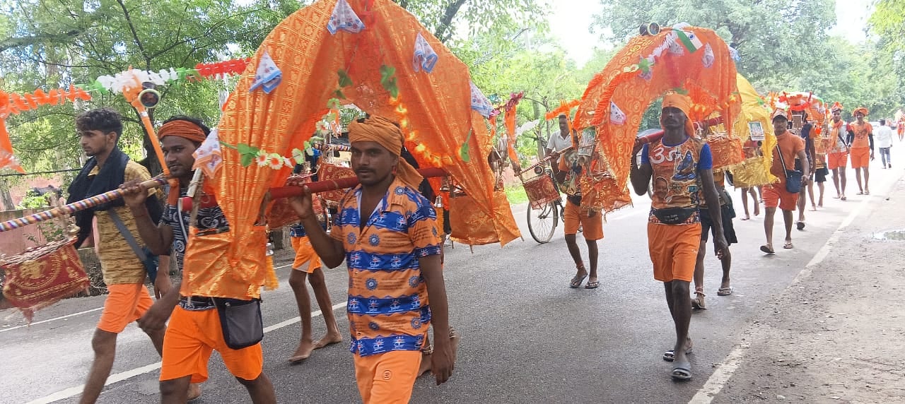 बिलसंडा नगर से कछला जल भरने को रवाना हुआ जत्था व मौजूद व्यापार मंडल महिला मोर्चा की पदाधिकारी। बिलसंडा नगर से कछला जल भरने को रवाना हुआ जत्था व मौजूद व्यापार मंडल महिला मोर्चा की पदाधिकारी।
