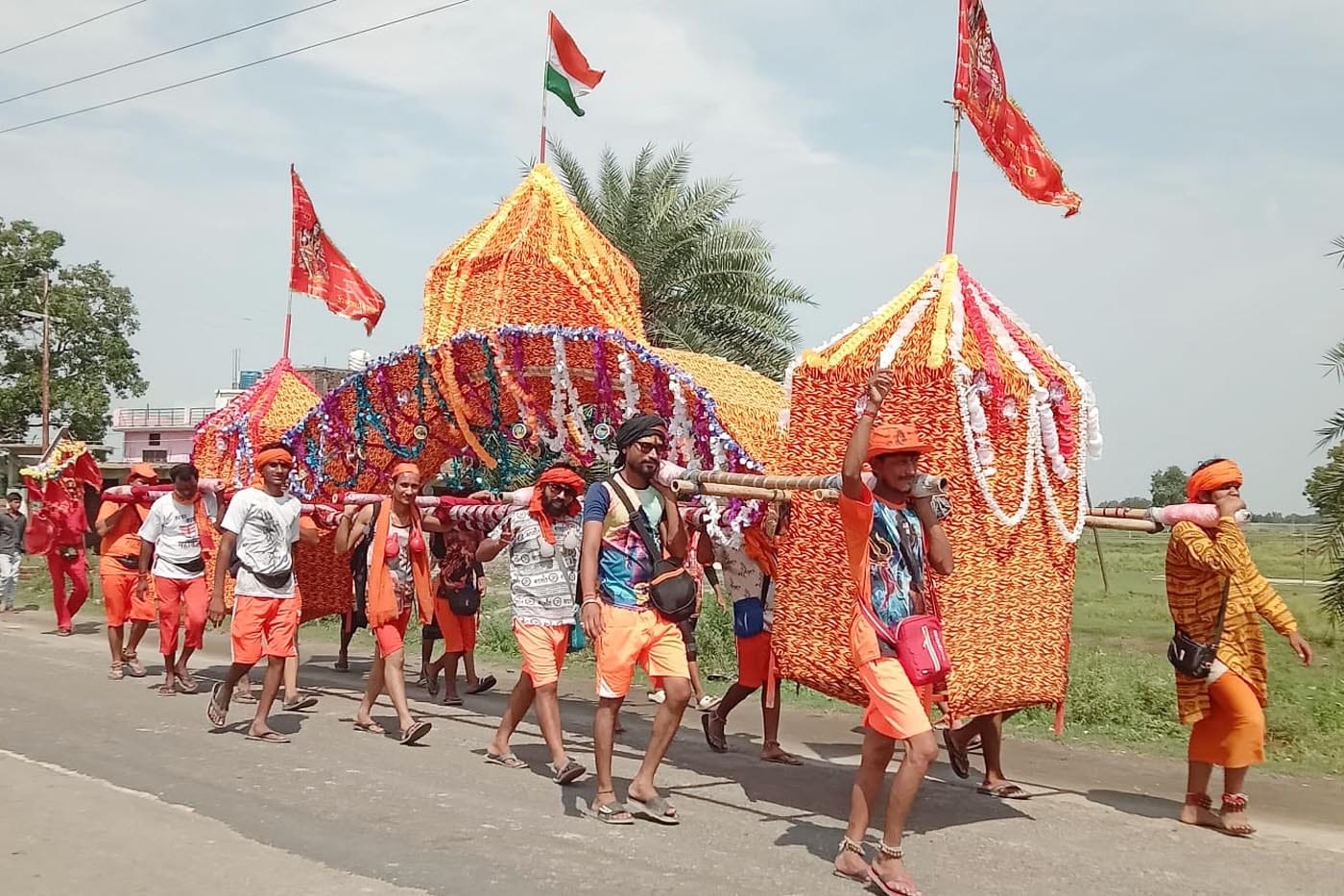 बरेली- मथुरा हाईवे पर कछला के पास कांवड़ियों की टोलियों में डीजे लगे वाहनों की कतार।संवाद बरेली- मथुरा हाईवे पर कछला के पास कांवड़ियों की टोलियों में डीजे लगे वाहनों की कतार।संवाद