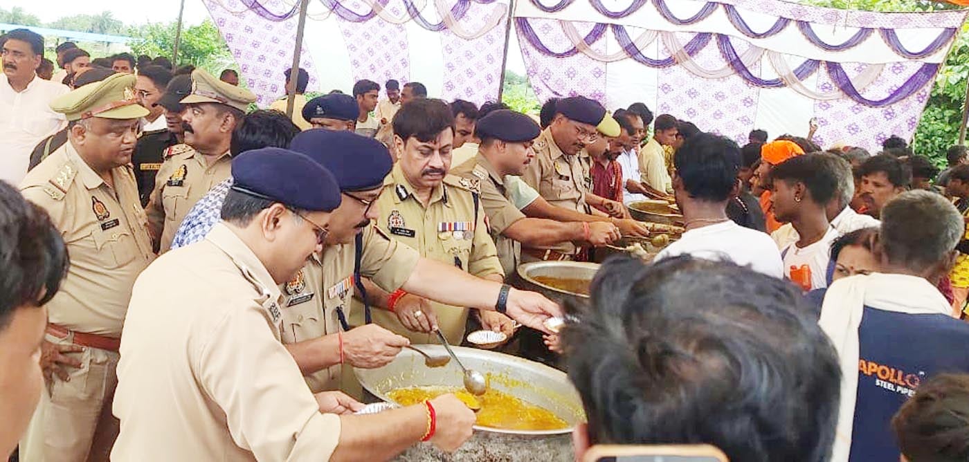 बरेली- मथुरा हाईवे पर कछला के पास कांवड़ियों की टोलियों में डीजे लगे वाहनों की कतार।संवाद बरेली- मथुरा हाईवे पर कछला के पास कांवड़ियों की टोलियों में डीजे लगे वाहनों की कतार।संवाद
