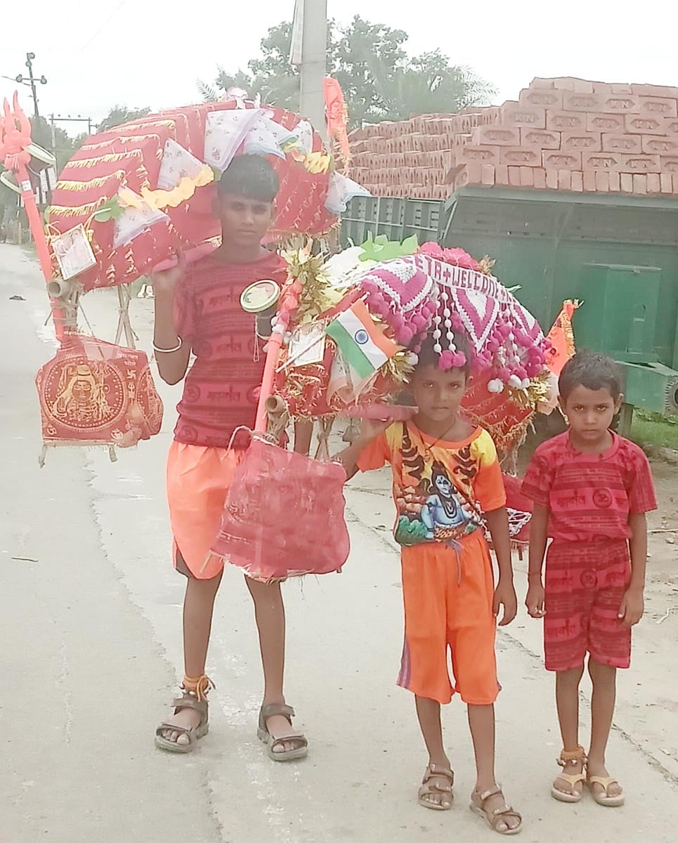 बरेली- मथुरा हाईवे पर कछला के पास कांवड़ियों की टोलियों में डीजे लगे वाहनों की कतार।संवाद बरेली- मथुरा हाईवे पर कछला के पास कांवड़ियों की टोलियों में डीजे लगे वाहनों की कतार।संवाद