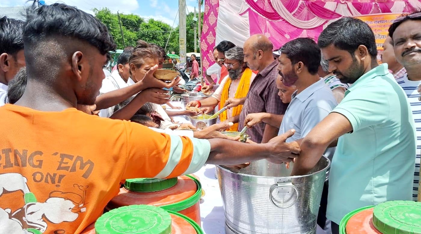 बरेली- मथुरा हाईवे पर कछला के पास कांवड़ियों की टोलियों में डीजे लगे वाहनों की कतार।संवाद बरेली- मथुरा हाईवे पर कछला के पास कांवड़ियों की टोलियों में डीजे लगे वाहनों की कतार।संवाद