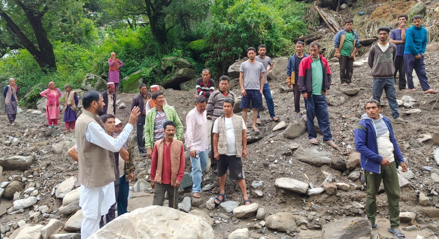 चौहार घाटी के राजबन गांव में पहुंचे उपायुक्त अपूर्व देवगन सर्च आपरेशन को लेकर जानकारी लेते हुए। चौहार घाटी के राजबन गांव में पहुंचे उपायुक्त अपूर्व देवगन सर्च आपरेशन को लेकर जानकारी लेते हुए।
