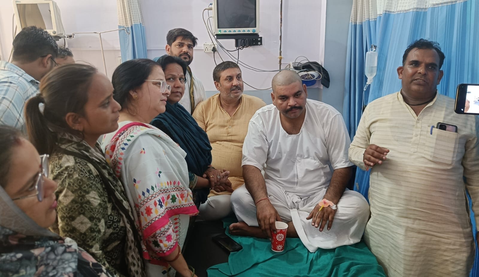 फोटो संख्या:61- शहर के विकास कार्यों को लेकर नगर पालिका महेंद्रगढ़ के बाहर जनसभा को संबोधित कर फोटो संख्या:61- शहर के विकास कार्यों को लेकर नगर पालिका महेंद्रगढ़ के बाहर जनसभा को संबोधित कर