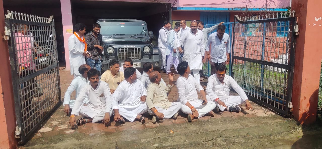 जनपद सदस्यों के साथ धरने पर बैठे जनपद अध्यक्ष जनपद सदस्यों के साथ धरने पर बैठे जनपद अध्यक्ष
